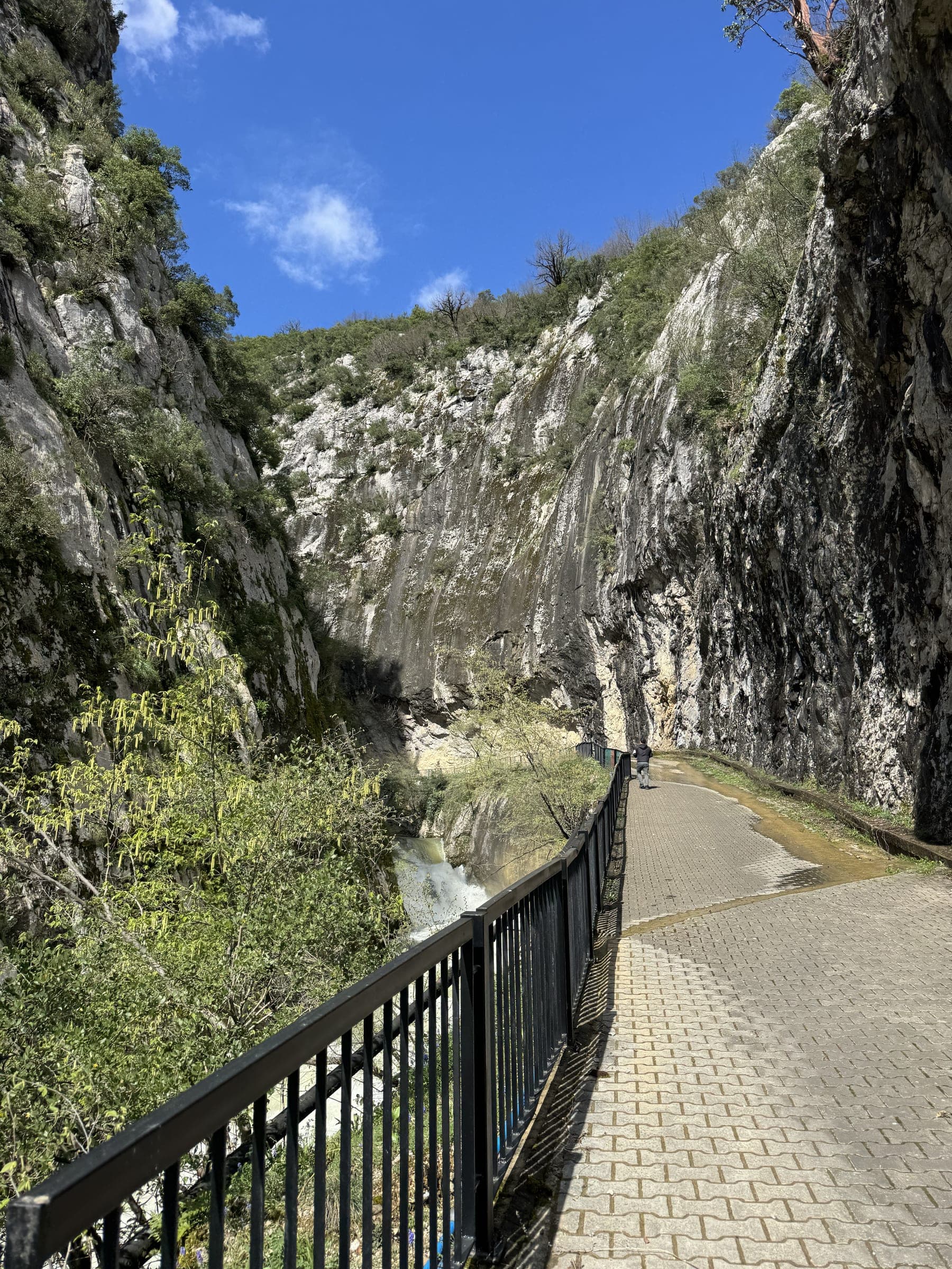 Kanyon boyunca uzanan yürüyüş yolu